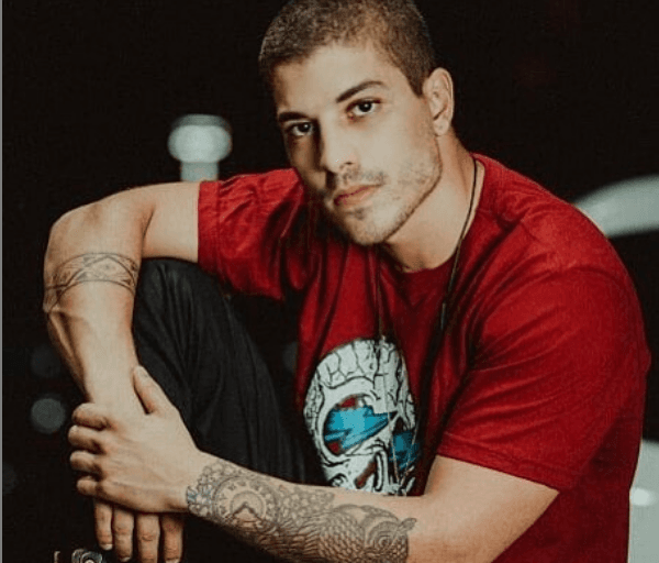 Afastado da TV, Douglas Sampaio vira consultor de cosméticos e volta a morar com os pais