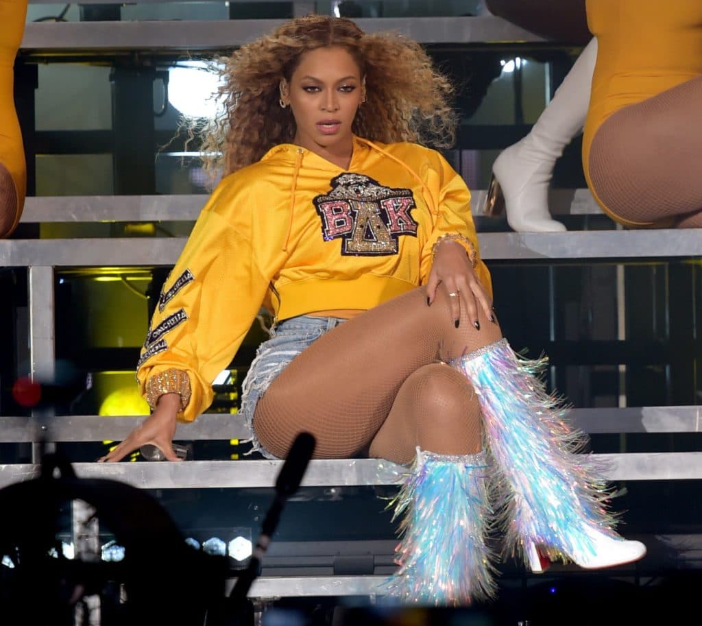 Beyonce quebra a internet, pega todos de supresa, lança documentário e álbum no mesmo dia.