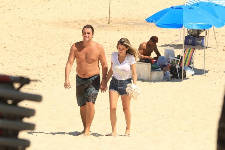 Felipe Dylon curte dia de praia e faz raríssima aparição com namorada (Foto:Divulgação / AgNews / JC Pereira)