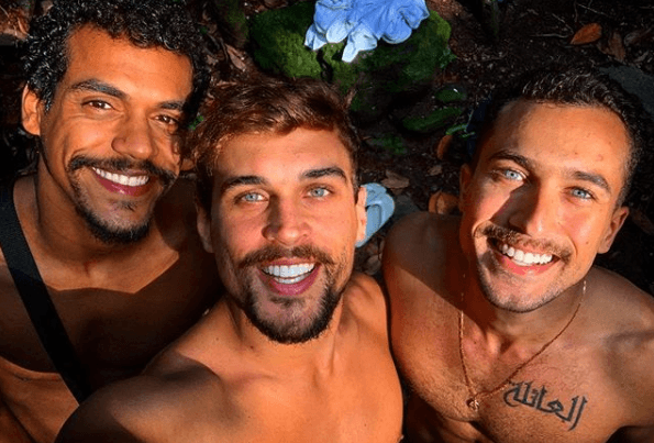 Galãs da Globo e Record se encontram e, sem camisas, dão surra de beleza com foto