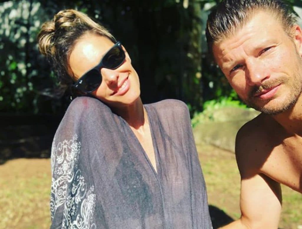 Grávida, Fernanda Lima aparece com o marido nua na cama e ganha declaração de amor
