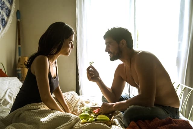 Órfãos da Terra: Laila surpreende e fica noiva de Jamil após fugir de sequestro
