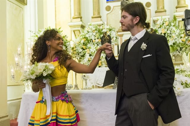 Verão 90: Quinzinho surpreende Mercedes com troca de noiva no altar e afronta a mãe