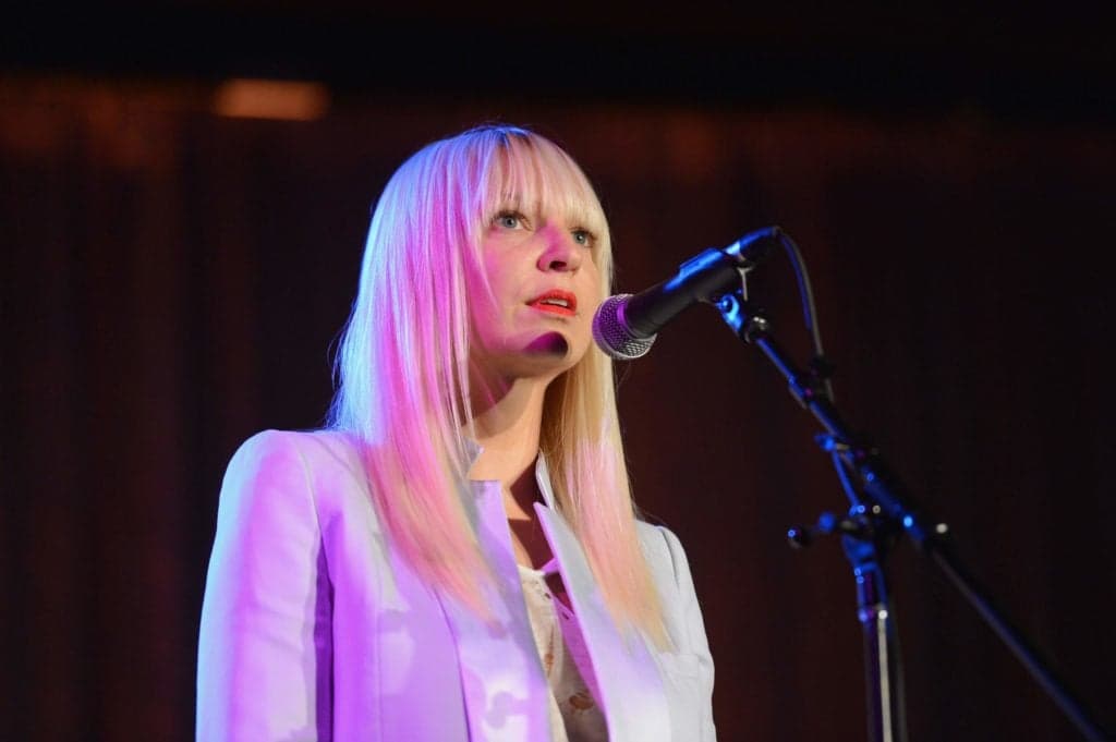 Sia supera concorrentes e atinge marca surpreendente no YouTube