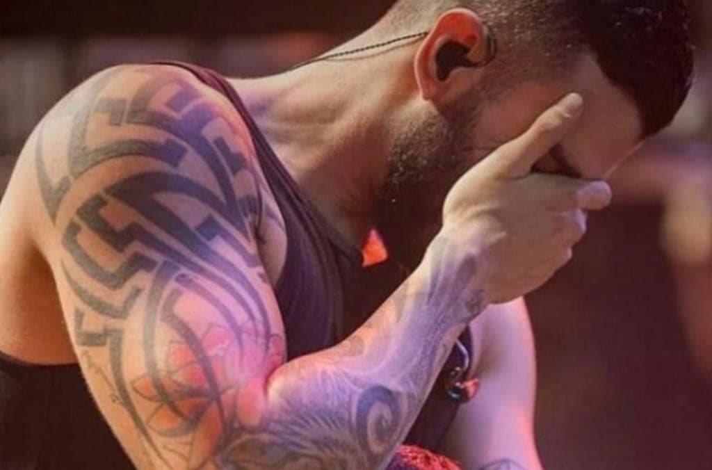 Gusttavo Lima não se segura e chora muito com pedido de fã mirim em show
