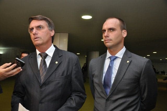 Eduardo Bolsonaro se casa, mostra arma em cerimônia e deixa público perplexo