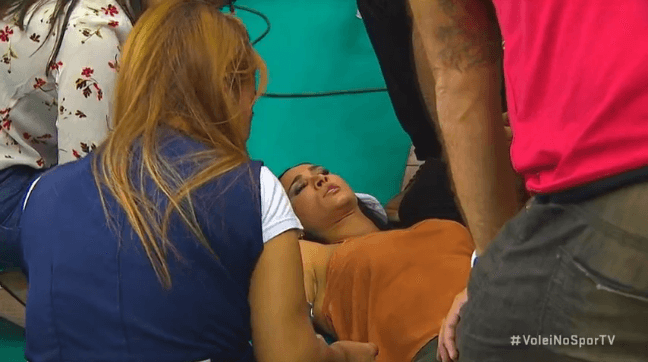 Jaqueline, famosa jogadora de vôlei, desmaia ao vivo em entrevista e repórter da SportTV se desespera