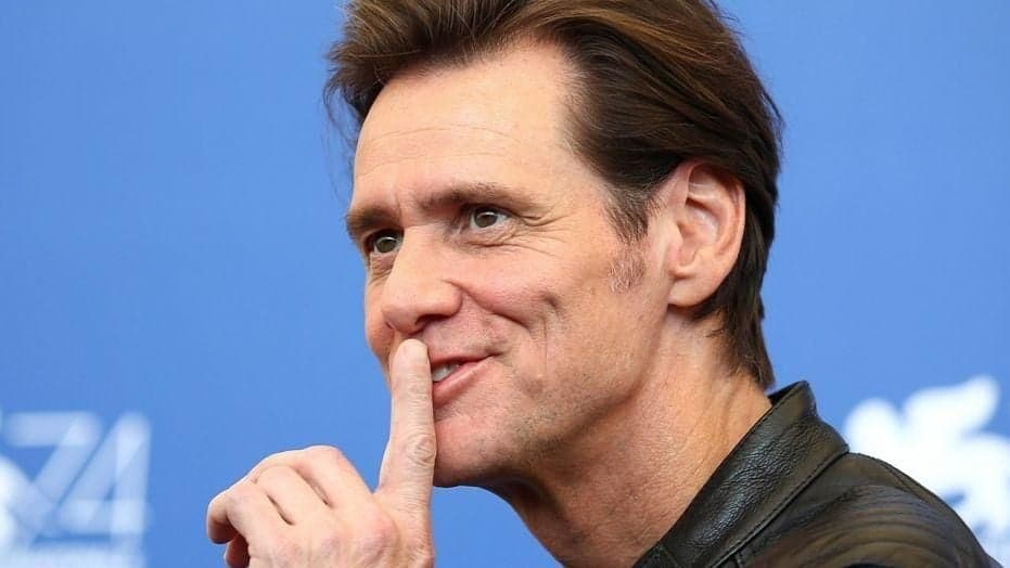 Jim Carrey irrita família de Mussolini com desenho dele morto e cria polêmica