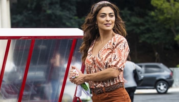 Juliana Paes aparece sensualizando na banheira e chama atenção por detalhe alarmante