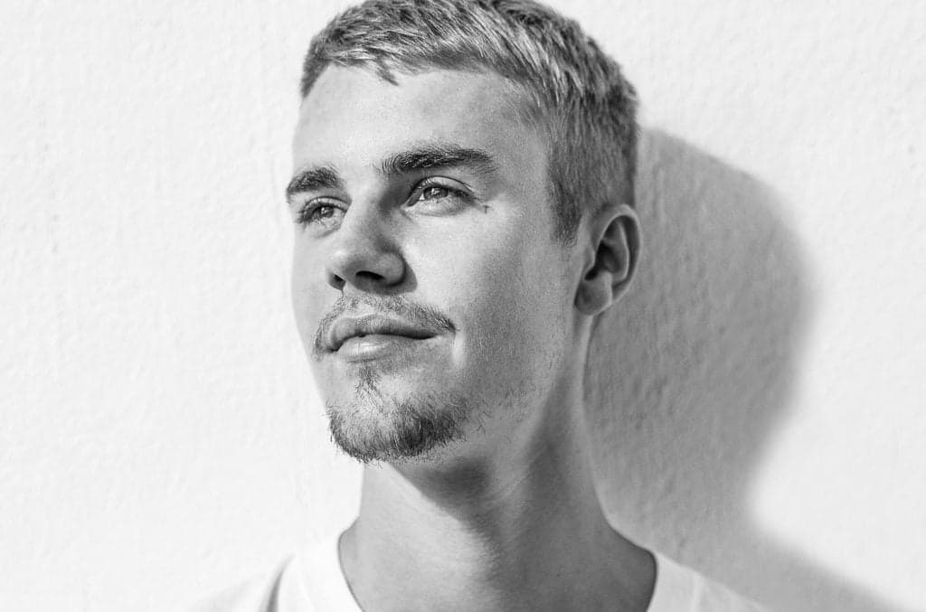 Acusado de usar playback, Justin Bieber perde a cabeça e parte para cima de jornalista