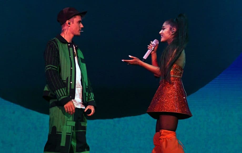 Justin Bieber causa espanto e faz participação surpresa no show de Ariana Grande no Coachella