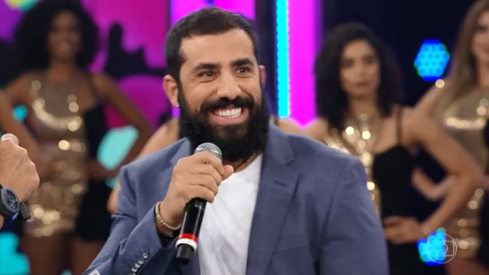 No Domingão do Faustão, Kaysar não se controla, conta triste história de vida e desabafa: "Apanhei muito"