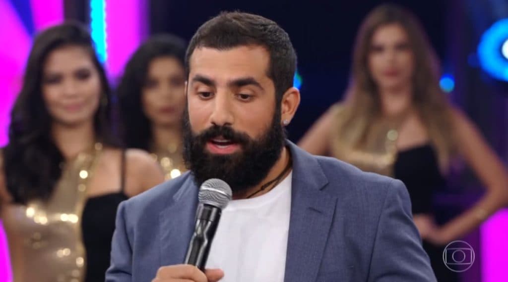 Kaysar recebe notícia ao vivo no Faustão e cai no choro em rede nacional