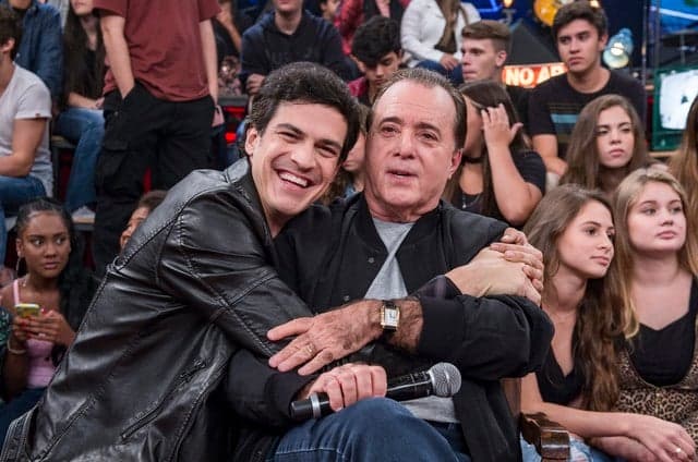 Mateus Solano e Tony Ramos perdem o controle, vão as lágrimas e fazem declaração de amor um para o outro na Globo