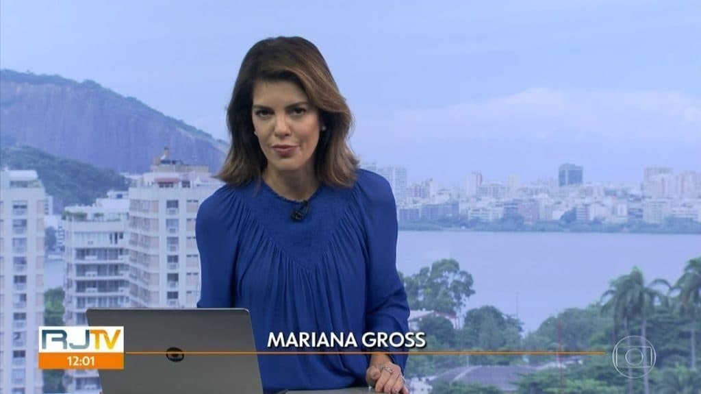 Calça de jornalista da Globo se rasga e ela mostra o buraco sendo costurado ao vivo