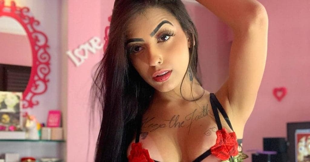 MC Mirella se descontrola, tira a roupa em público e deixa todos chocados