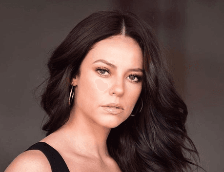 Paolla Oliveira posa com macacão transparente e prova que também é "A Dona do Pedaço"