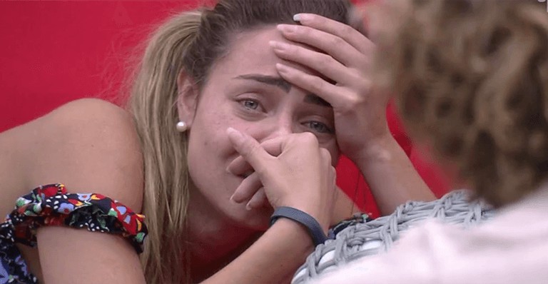 BBB19: Paula se desespera ao ver expulsão de Hariany e cai no choro