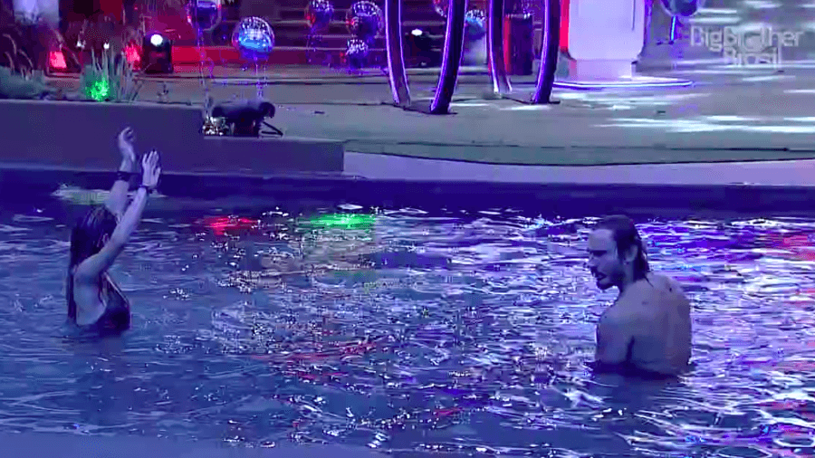 BBB19: Paula e Alan se jogam em piscina e Hariany, isolada, cai no choro