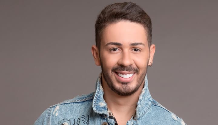 Carlinhos Maia tenta sensualizar de sunga branca em vídeo, mas acaba virando motivo de piada