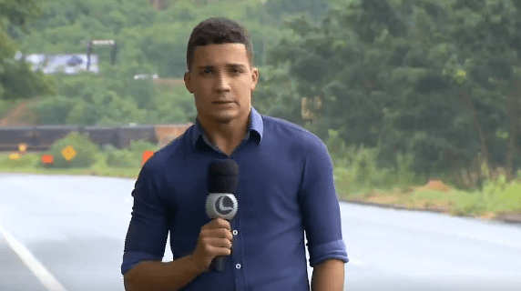 Repórter da Record é quase atropelado por caminhão e solta palavrão em reportagem