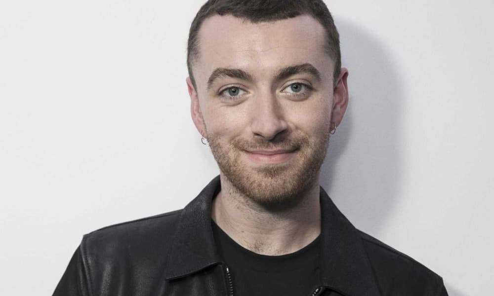 No Brasil, Sam Smith passa o dia pelado e causa burburinho com revelações