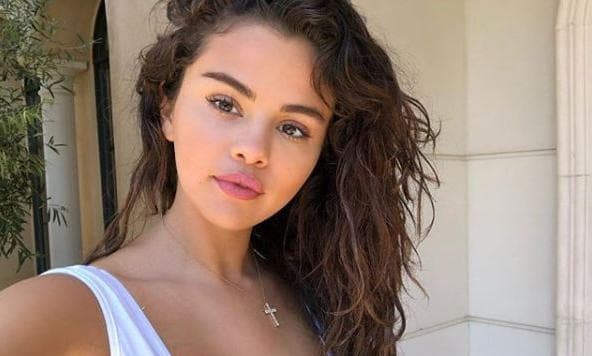 Afastada dos palcos há quase um ano, Selena Gomez aparece de surpresa em festival e surpreende