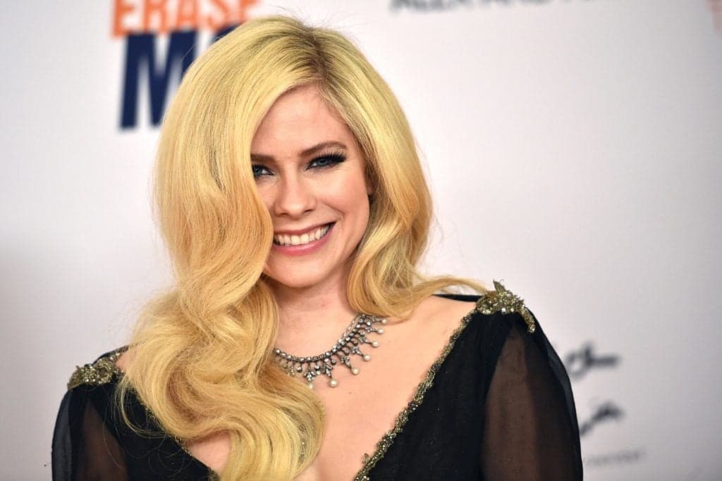 Após longa pausa na carreira, Avril Lavigne aparece performando em programa de TV e surpreende