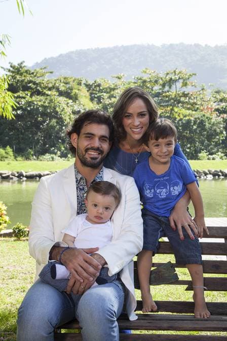 Juliano Cazarré com a mulher Letícia e os dois filhos, Vicente e Inácio Foto: Tabach/ Contigo!