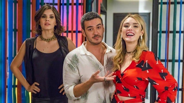 Verão 90: Manu dá um balão em Vanessa e vira musa da PopTV