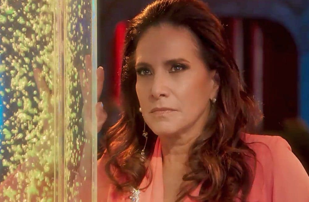 Verão 90: Mercedes é humilhada em público e promete matar Janaína