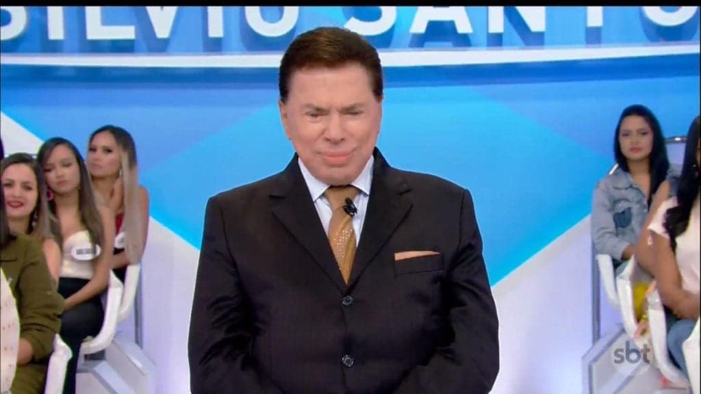 Silvio Santos se descuida e é pego totalmente de surpresa por famosa apresentadora que questiona o tamanho do pinto