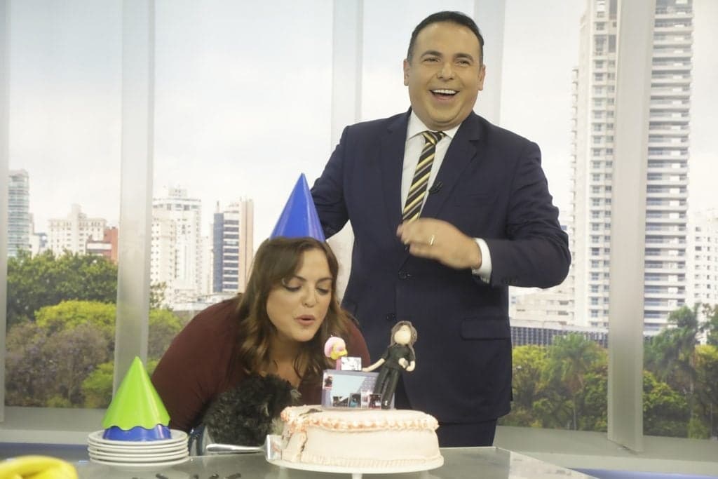 Fabíola Reipert recebe festa surpresa ao vivo na Record e bate primeiro filme da semana das mães da Globo