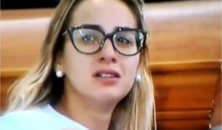 Namorada de Gabriel Diniz passa mal durante velório do cantor e é atendida às pressas