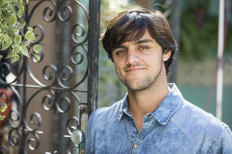 Ator renomado, Felipe Simas choca e cai no choro após atitude da Globo