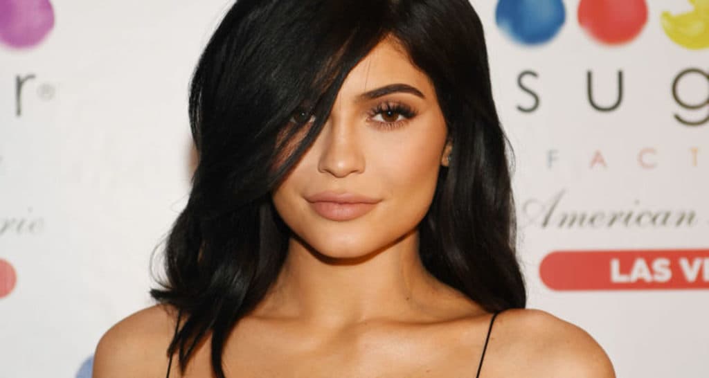 Kylie Jenner compra dois carros da Ferrari e presenteia Travis Scott