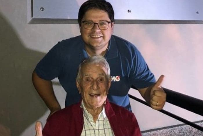 Aos 99 anos, Seu Peru, da Escolhinha,  estreia nas redes sociais e fica empolgado