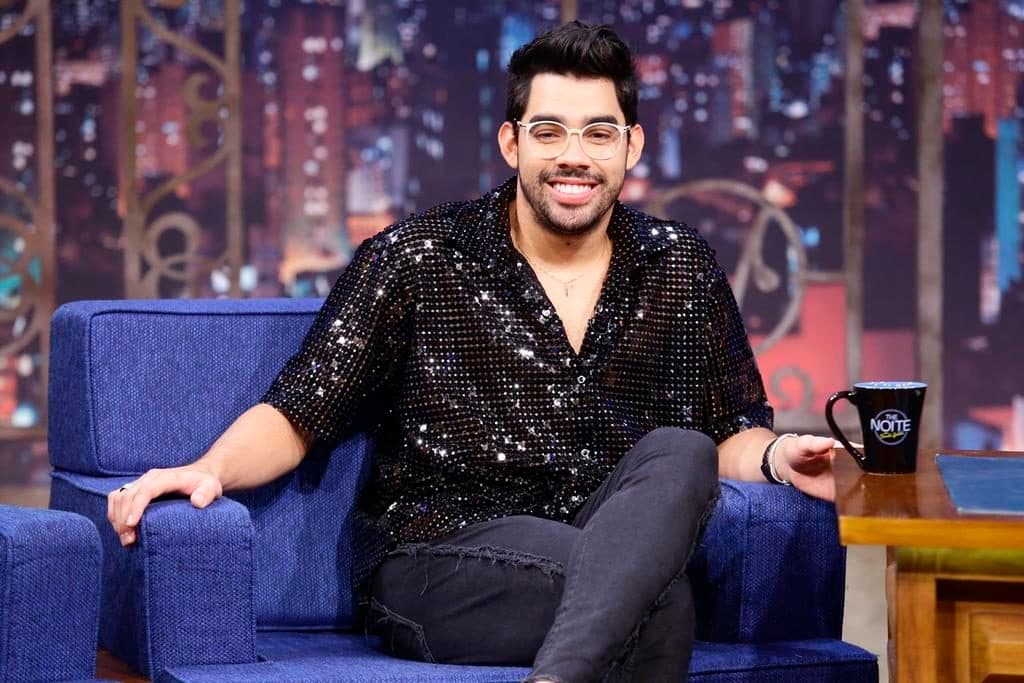 Após morte, The Noite homenageia Gabriel Diniz e reexibe entrevista com cantor no SBT