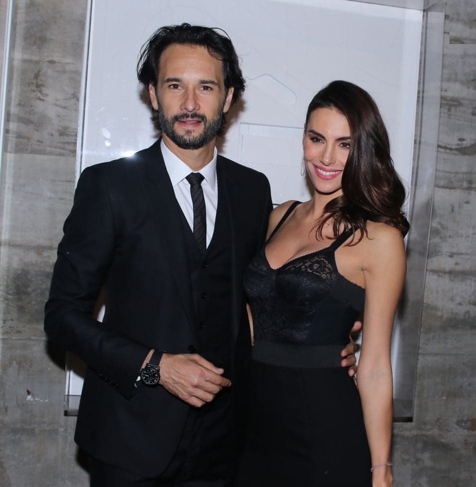 Rodrigo Santoro e Mel Fronckowiak surtam e começam a se declarar em espanhol nas redes sociais
