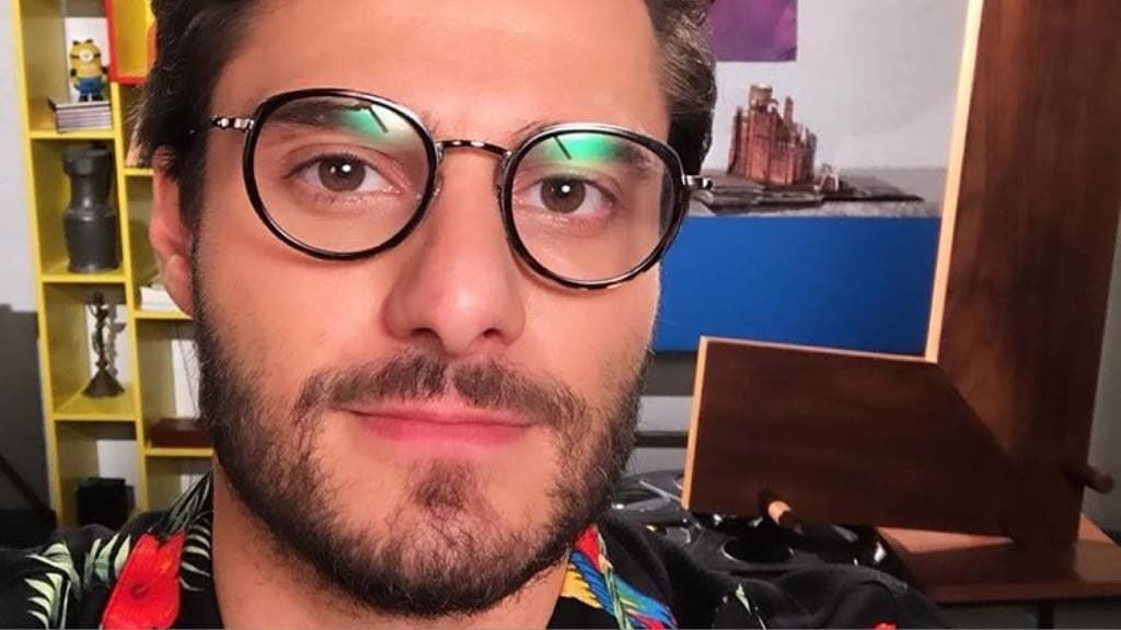 Primo de William Bonner, Hugo Bonemer é flagrado de toalha em momento íntimo e deixa público em polvorosa