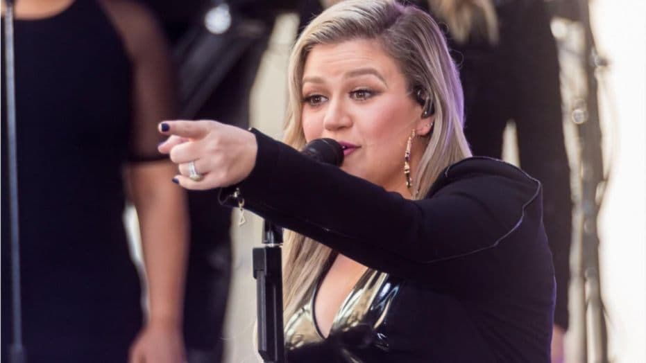 Kelly Clarkson sofre acidente em evento e momento é exibido pra todo o mundo