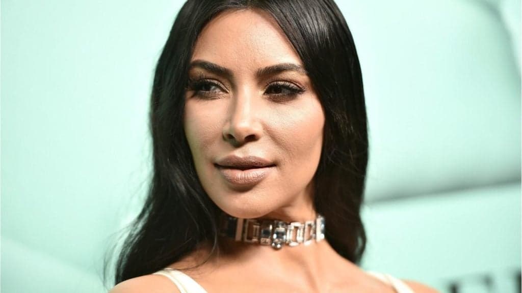 Kim Kardashian inova em look e deixa público perplexo com o modelito; confira