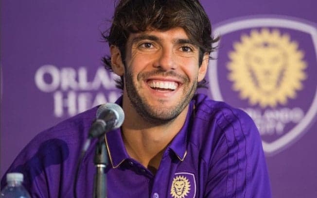 Kaká é pego de surpresa, ganha homenagem da noiva e público fica encantado com o casal