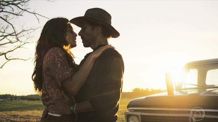 "Evidências" de Chitãozinho e Xororó embala as cenas de amor em A Dona do Pedaço e público vai ao delírio