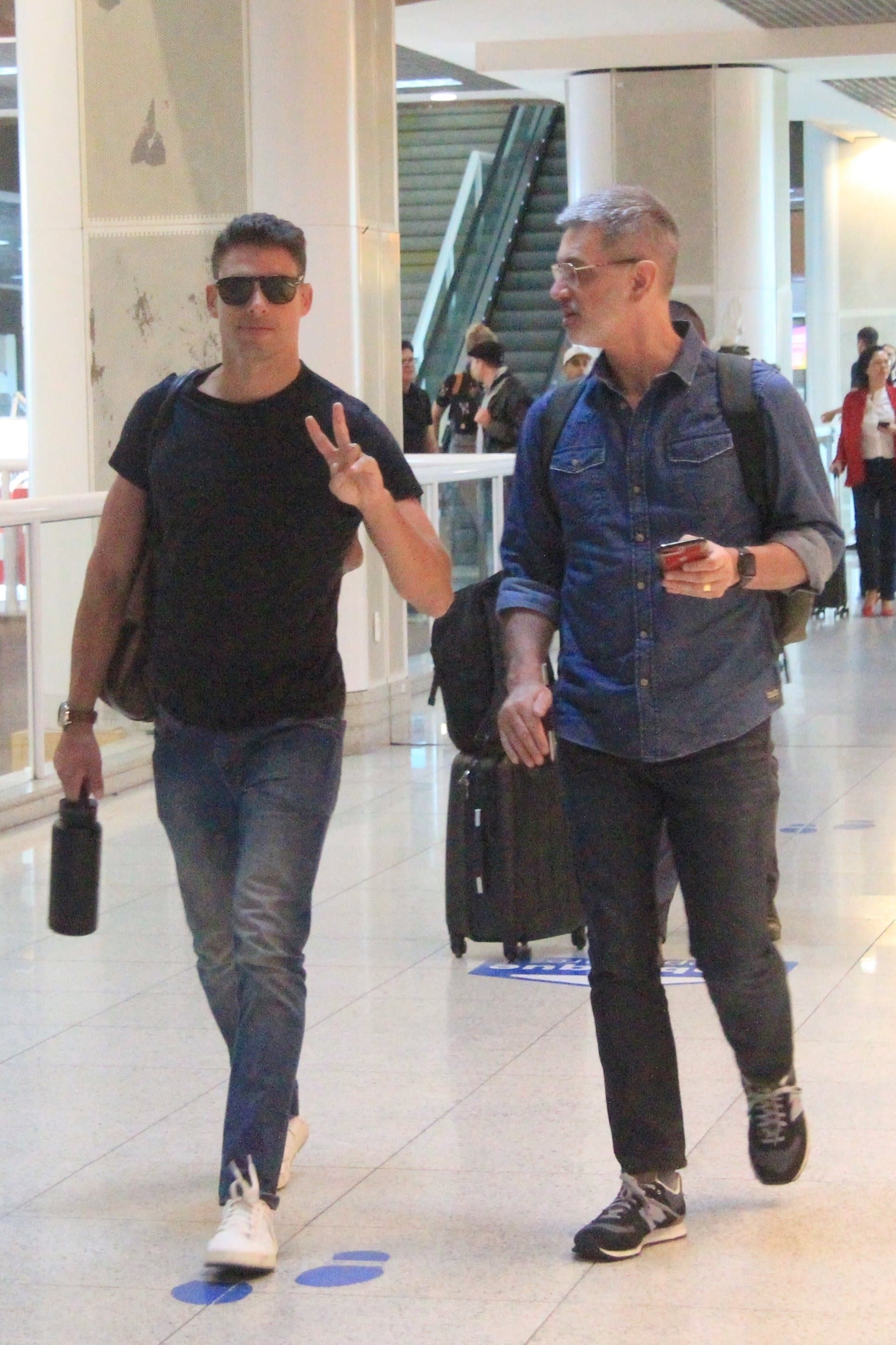 o ator da Globo flagrado com o pai em aeroporto do Rio de Janeiro (Fabio Moreno / AgNews) o ator da Globo flagrado com o pai em aeroporto do Rio de Janeiro (Fabio Moreno / AgNews)