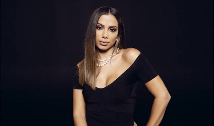 De férias, Anitta ostenta corpo em forma, se envolve em escândalo e leva público ao delírio