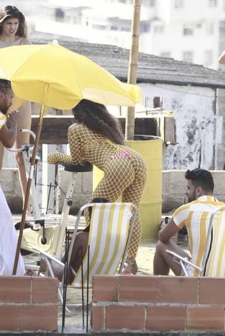 Anitta em gravação de clipe em laje na favela (Foto: Instagram) Anitta em gravação de clipe em laje na favela (Foto: Instagram)