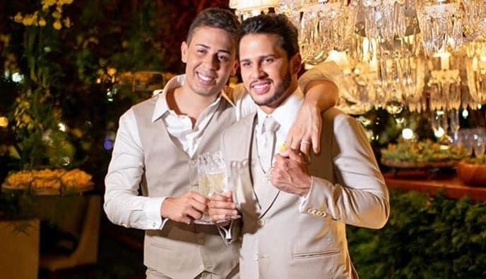 Carlinhos Maia rebate críticas, se revolta e conta como beija a boca de Lucas Guimarães