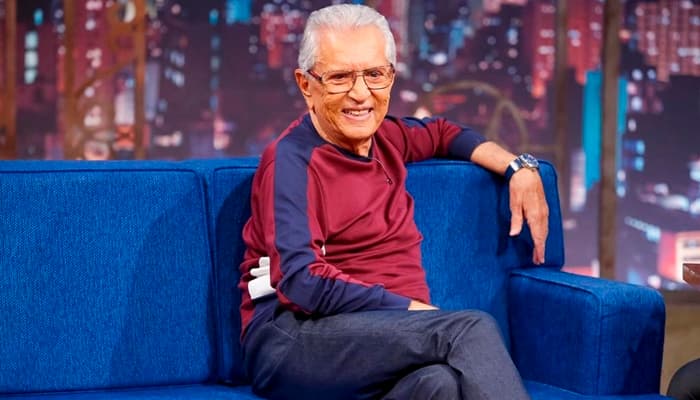 O apresentador do SBT, Carlos Alberto de Nóbrega já brigou com Silvio Santos e até já viu o seu filho ser preso (Foto: Gabriel Cardoso/SBT)