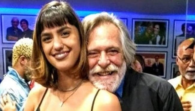 Namorada de José de Abreu aparece só de biquíni e faz sucesso ao exibir boa forma